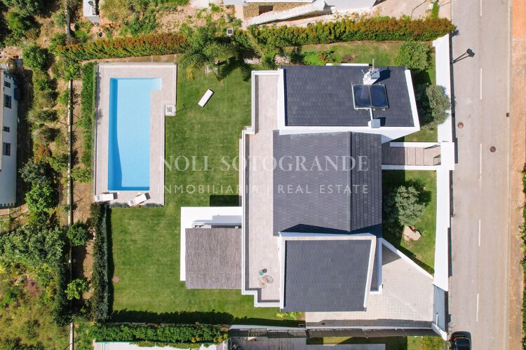 Villa with spectacular views for rent in Alcaidesa