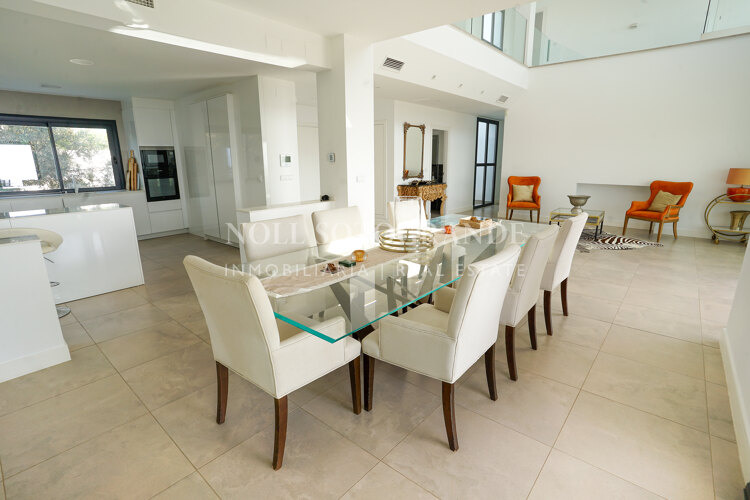 Villa with spectacular views for rent in Alcaidesa