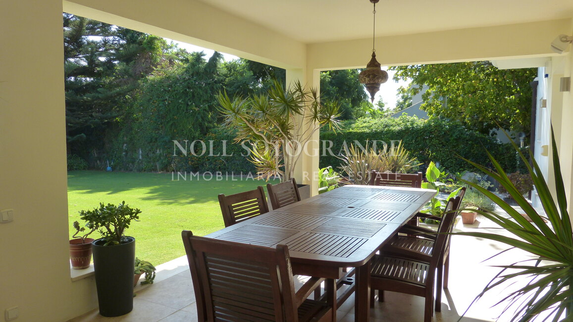Moderne Villa zur Vermietung in Sotogrande Costa