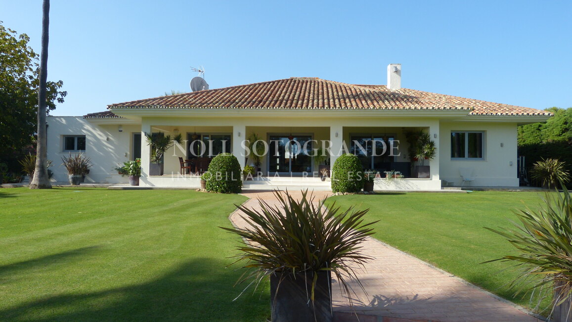 Moderne Villa zur Vermietung in Sotogrande Costa