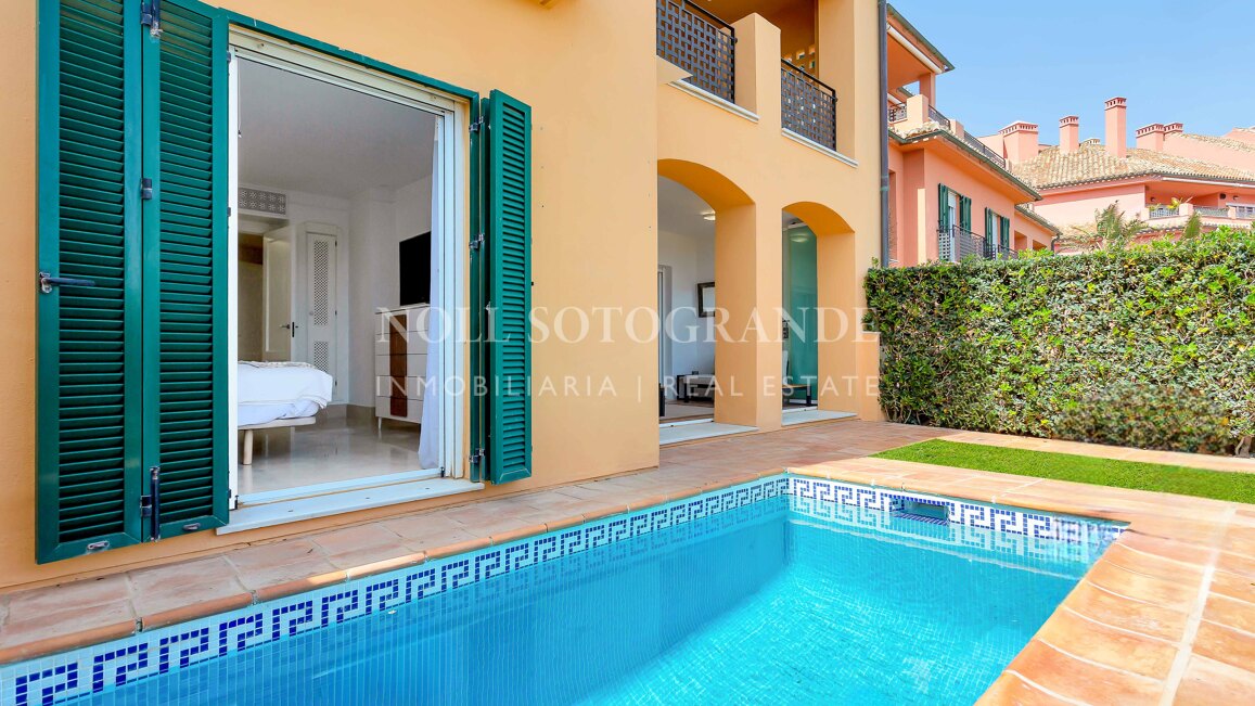 Erdgeschoss-Wohnung in der Marina von Sotogrande mit Garten und Pool