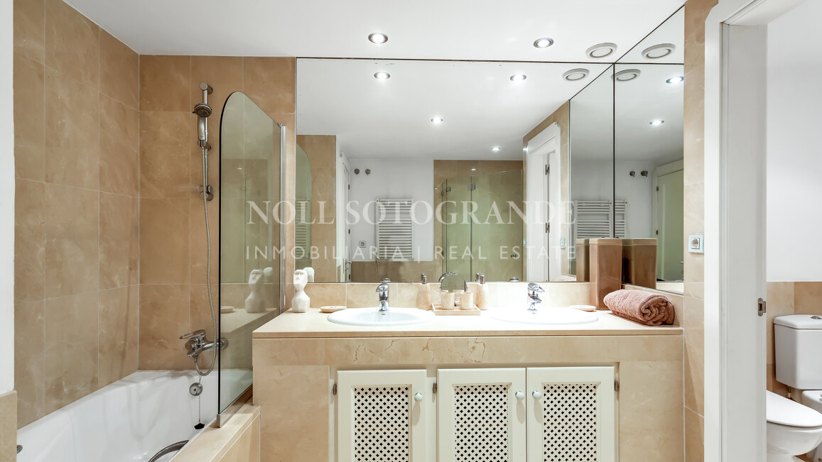 Erdgeschoss-Wohnung in der Marina von Sotogrande mit Garten und Pool