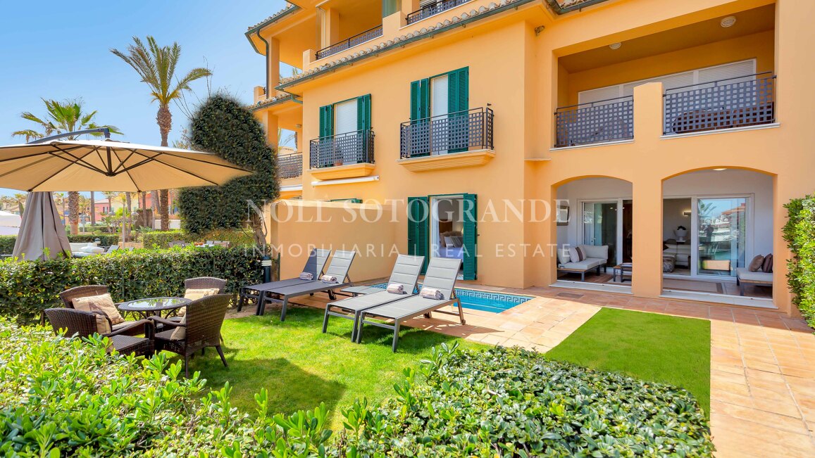 Erdgeschoss-Wohnung in der Marina von Sotogrande mit Garten und Pool