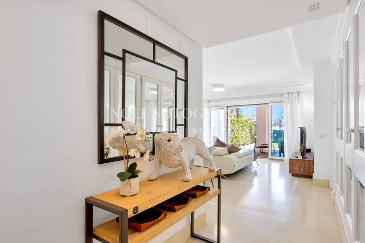 Apartamento Planta Baja en la Marina Sotogrande con jardín y piscina