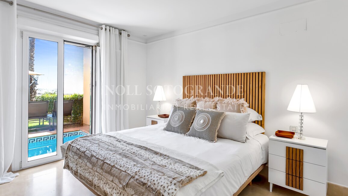 Erdgeschoss-Wohnung in der Marina von Sotogrande mit Garten und Pool