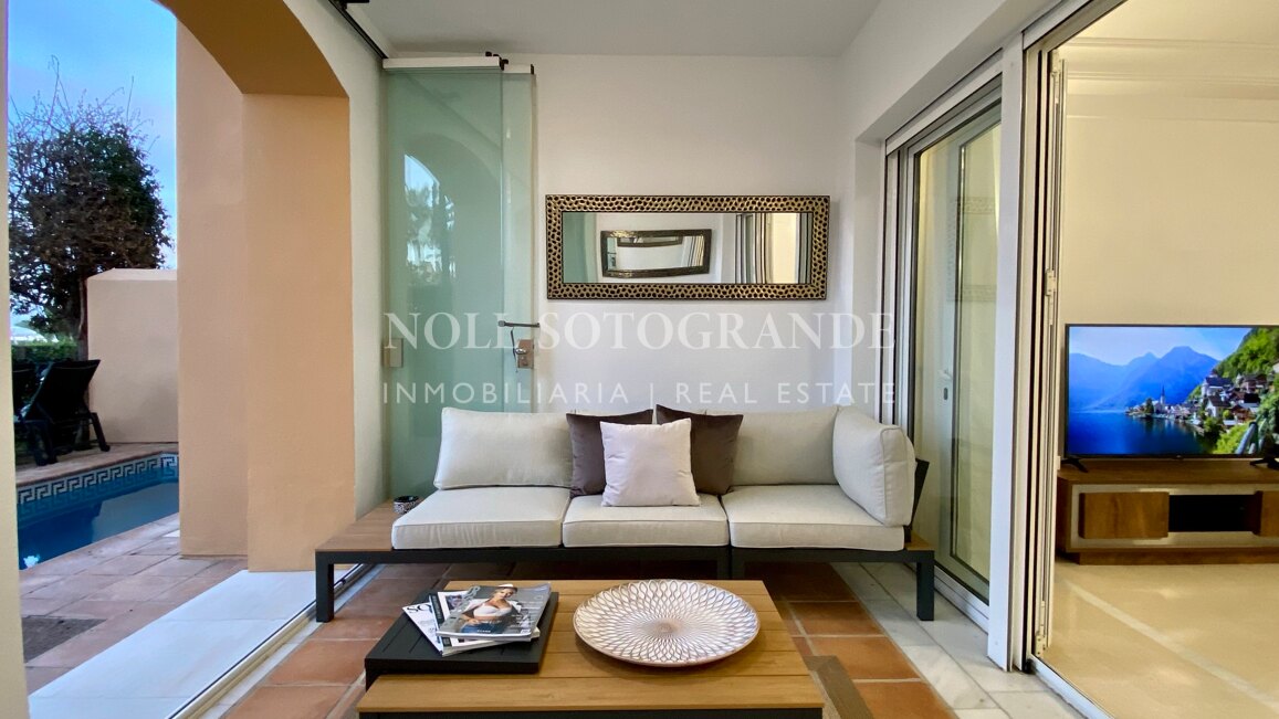 Erdgeschoss-Wohnung in der Marina von Sotogrande mit Garten und Pool