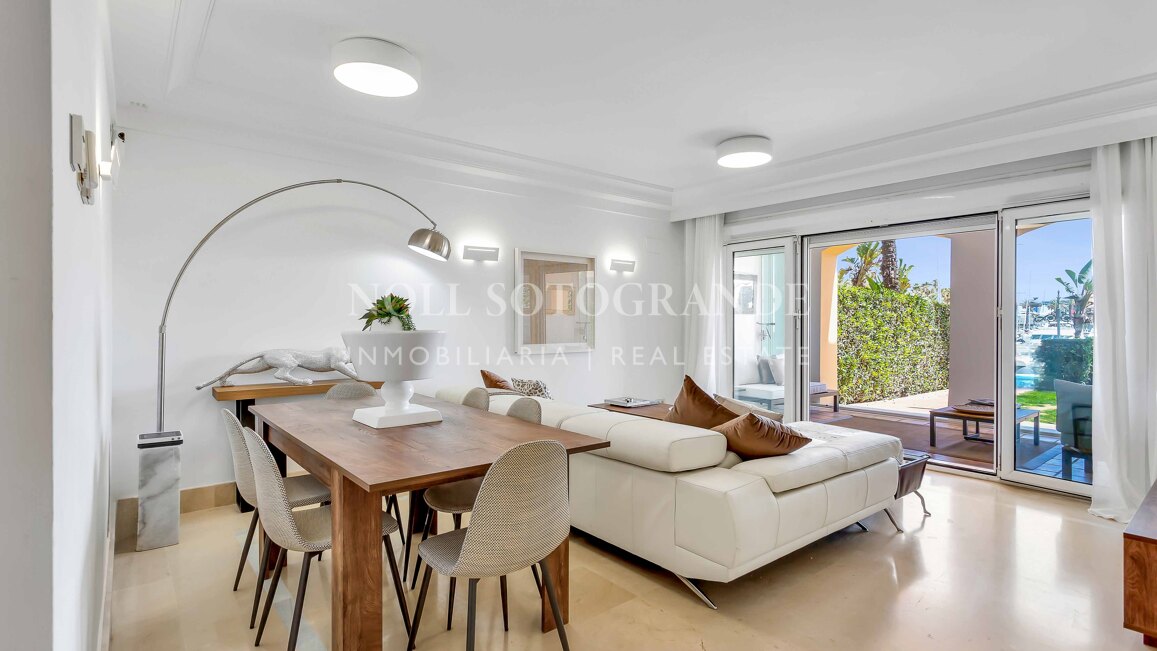 Erdgeschoss-Wohnung in der Marina von Sotogrande mit Garten und Pool