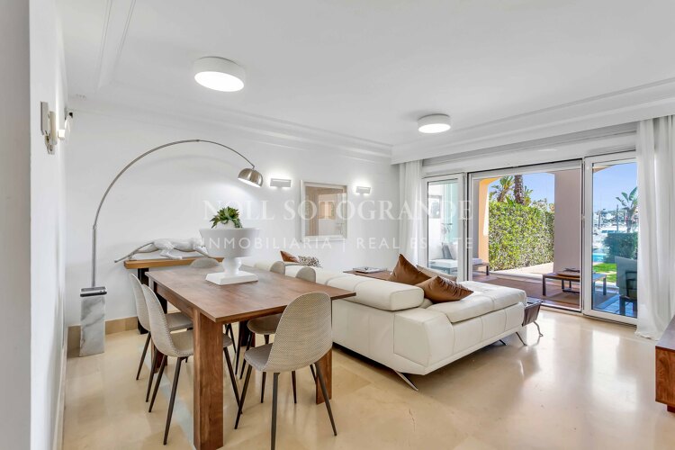 Apartamento Planta Baja en la Marina Sotogrande con jardín y piscina