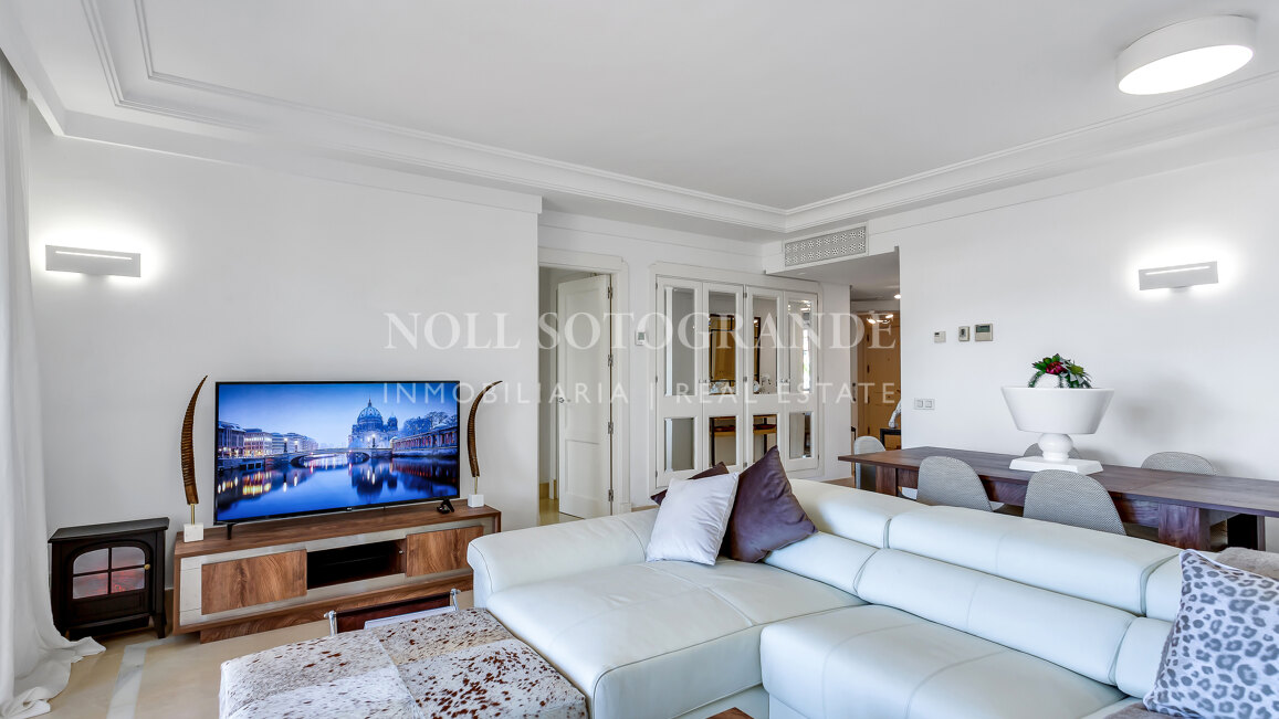 Erdgeschoss-Wohnung in der Marina von Sotogrande mit Garten und Pool