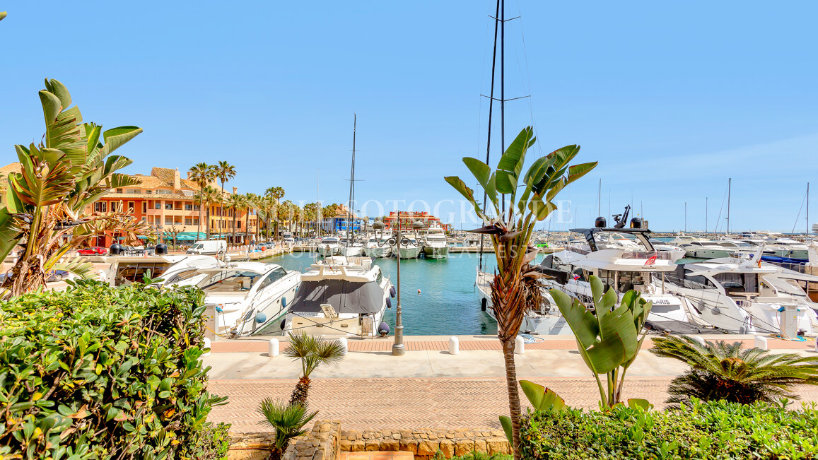 Erdgeschoss-Wohnung in der Marina von Sotogrande mit Garten und Pool