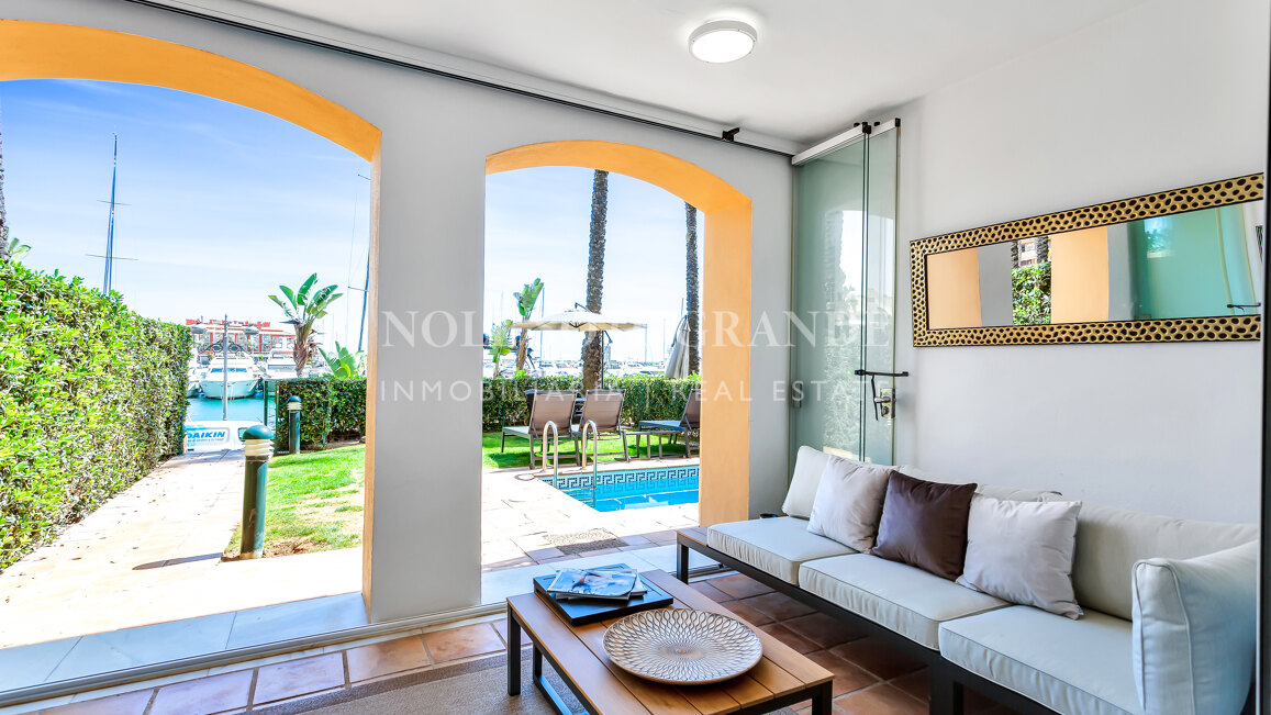 Erdgeschoss-Wohnung in der Marina von Sotogrande mit Garten und Pool