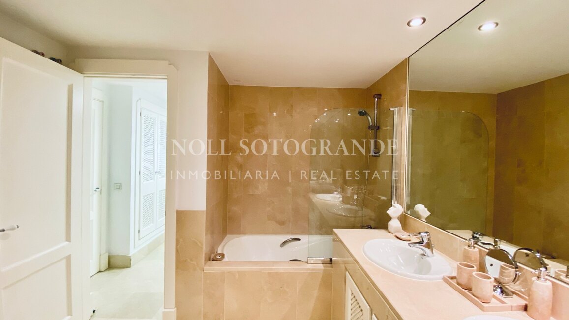 Erdgeschoss-Wohnung in der Marina von Sotogrande mit Garten und Pool