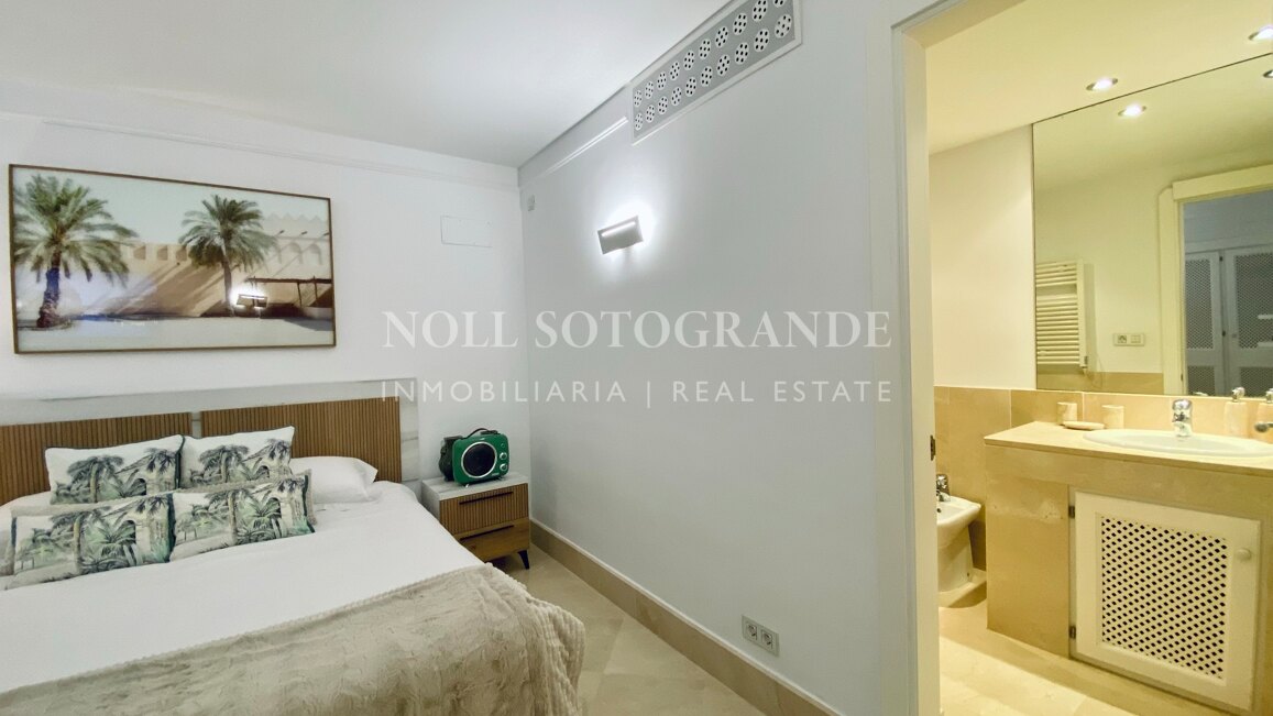 Erdgeschoss-Wohnung in der Marina von Sotogrande mit Garten und Pool