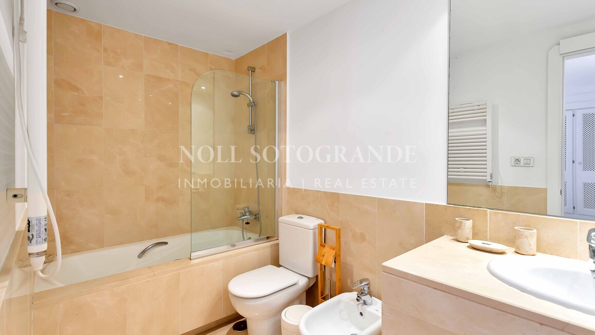 Erdgeschoss-Wohnung in der Marina von Sotogrande mit Garten und Pool