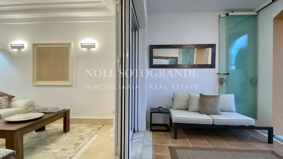 Erdgeschoss-Wohnung in der Marina von Sotogrande mit Garten und Pool