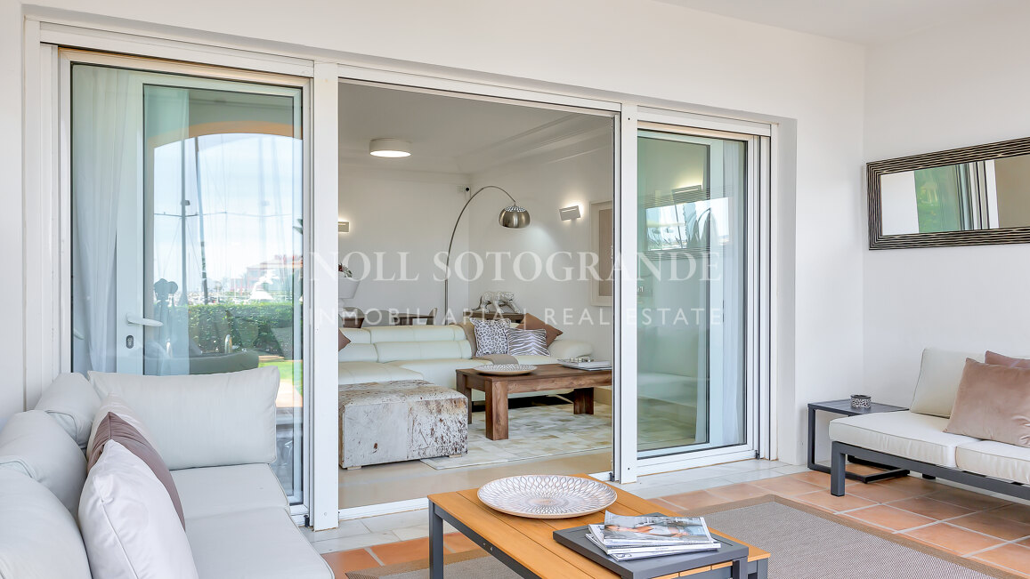 Erdgeschoss-Wohnung in der Marina von Sotogrande mit Garten und Pool