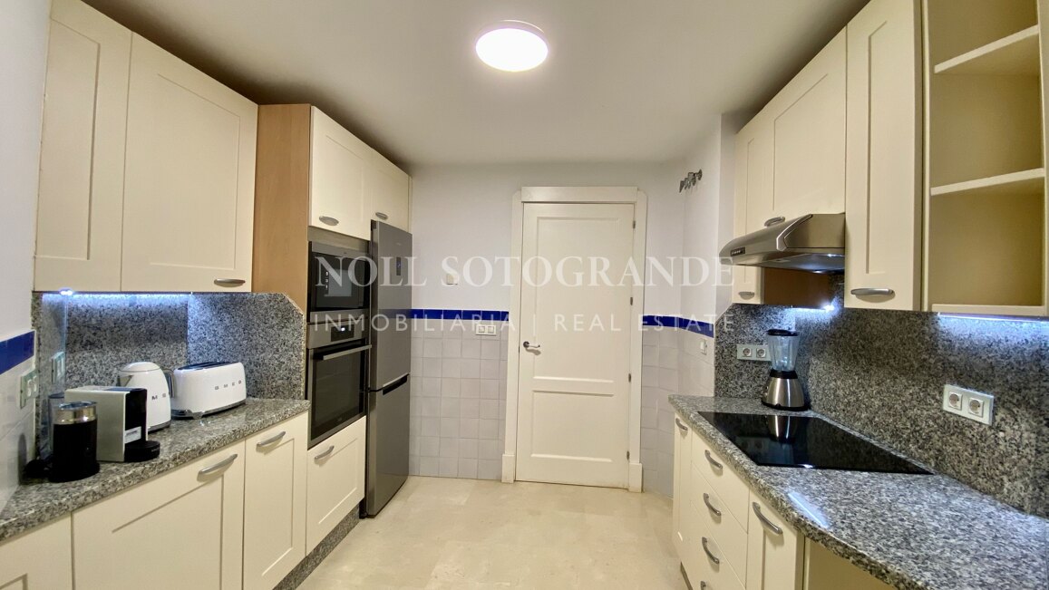 Erdgeschoss-Wohnung in der Marina von Sotogrande mit Garten und Pool