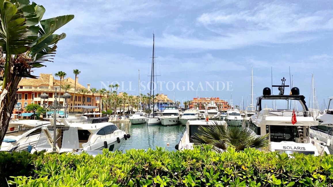 Erdgeschoss-Wohnung in der Marina von Sotogrande mit Garten und Pool