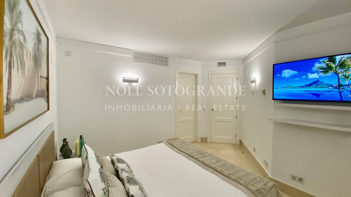 Erdgeschoss-Wohnung in der Marina von Sotogrande mit Garten und Pool