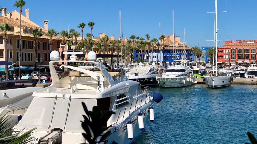 Erdgeschoss-Wohnung in der Marina von Sotogrande mit Garten und Pool