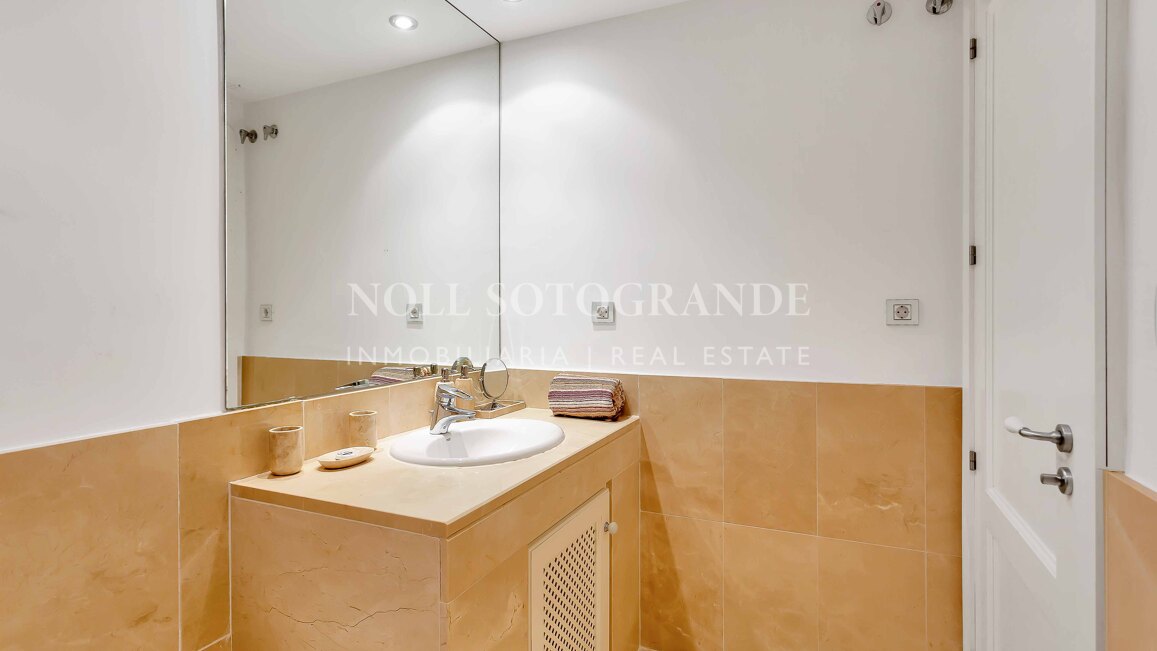 Erdgeschoss-Wohnung in der Marina von Sotogrande mit Garten und Pool