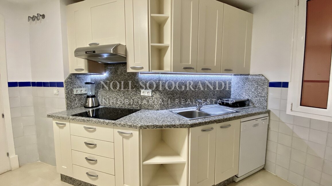 Erdgeschoss-Wohnung in der Marina von Sotogrande mit Garten und Pool