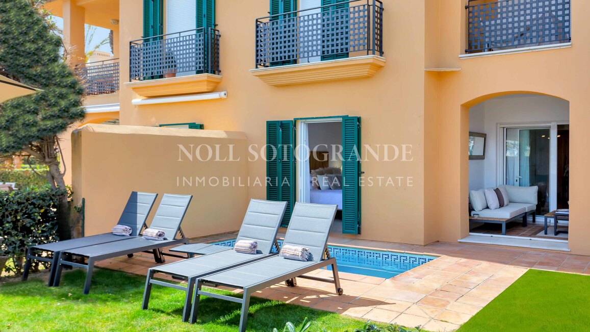 Erdgeschoss-Wohnung in der Marina von Sotogrande mit Garten und Pool