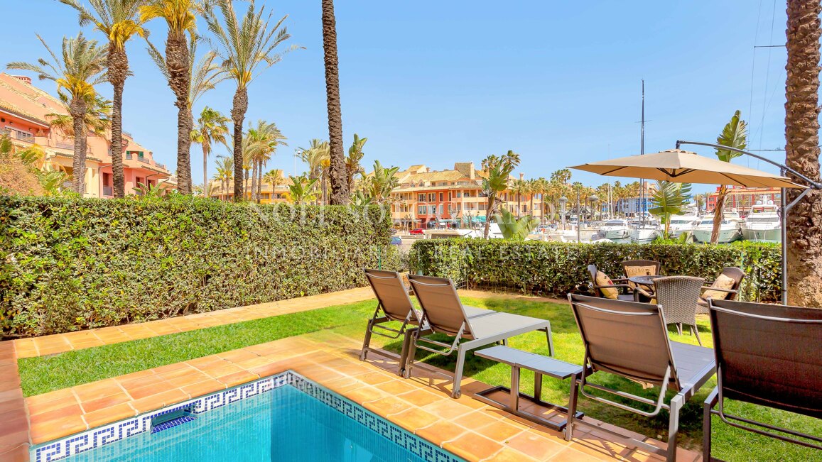 Erdgeschoss-Wohnung in der Marina von Sotogrande mit Garten und Pool