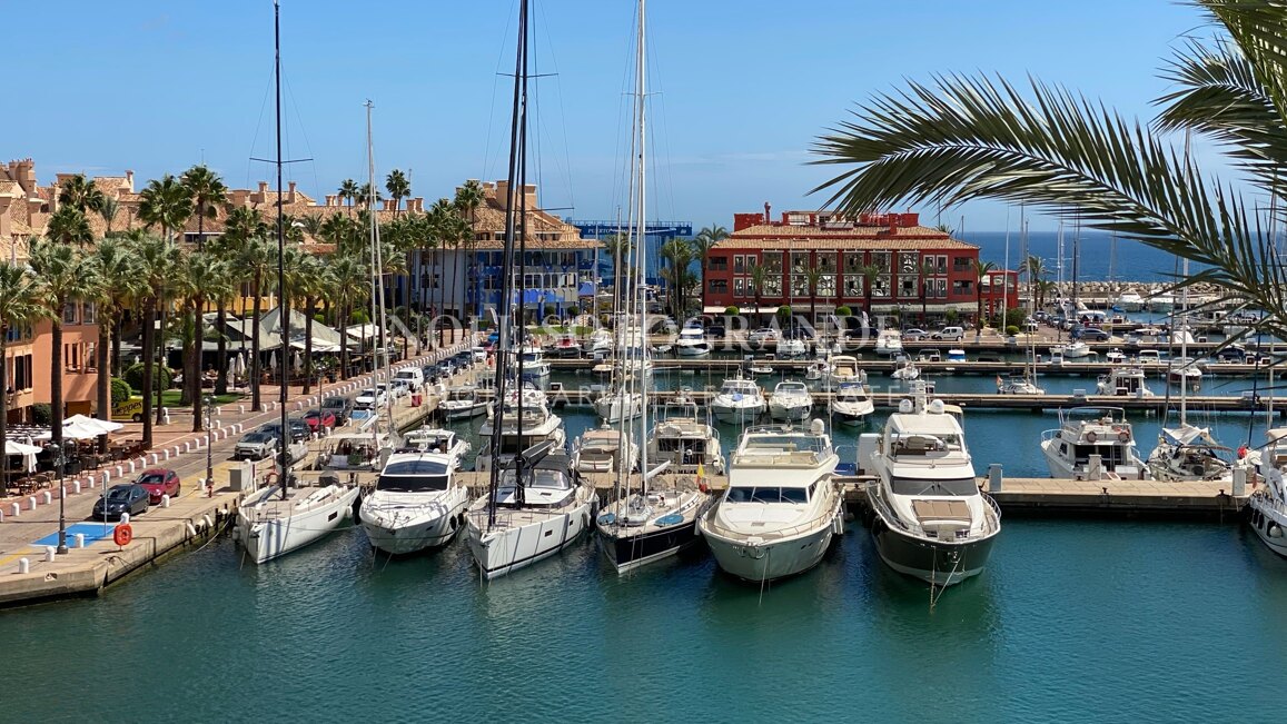 Erdgeschoss-Wohnung in der Marina von Sotogrande mit Garten und Pool