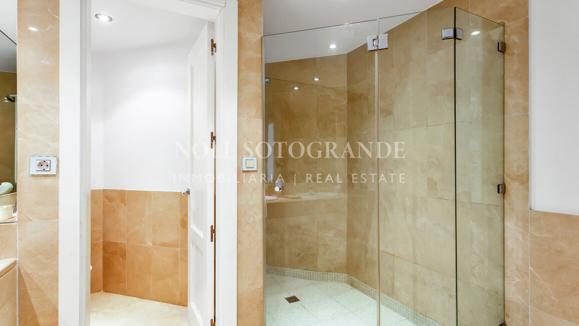 Erdgeschoss-Wohnung in der Marina von Sotogrande mit Garten und Pool