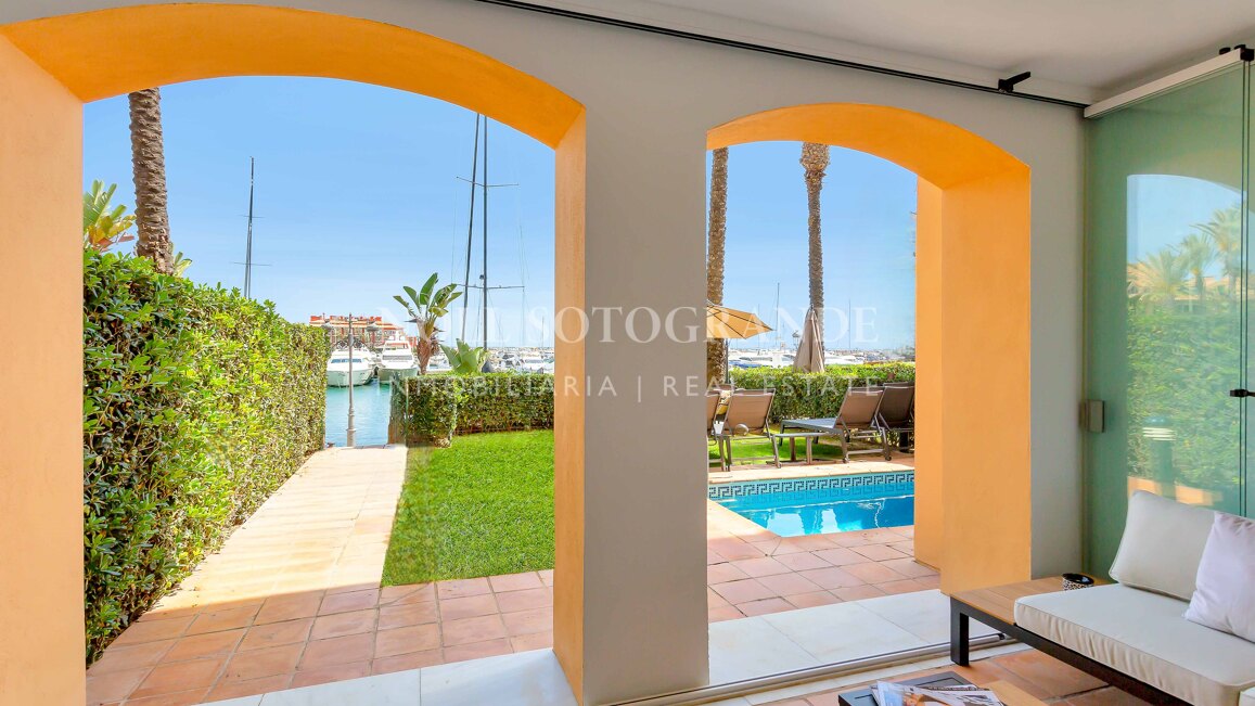Erdgeschoss-Wohnung in der Marina von Sotogrande mit Garten und Pool