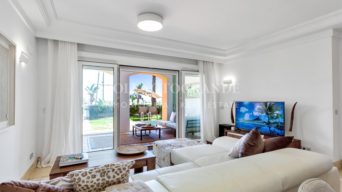 Erdgeschoss-Wohnung in der Marina von Sotogrande mit Garten und Pool