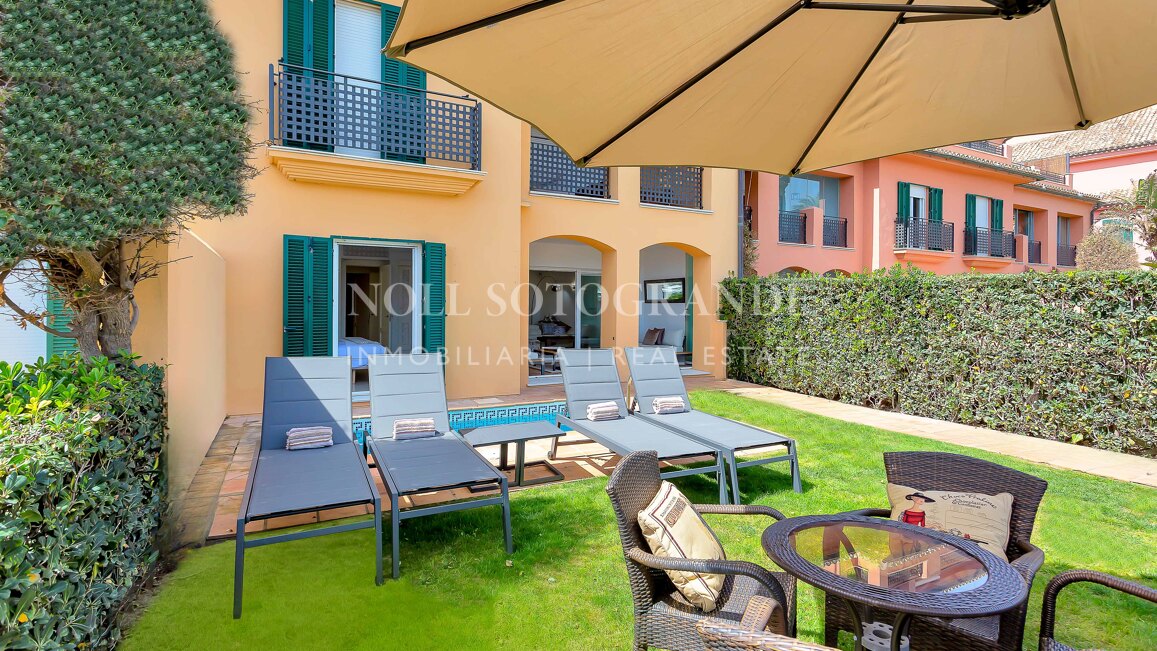 Erdgeschoss-Wohnung in der Marina von Sotogrande mit Garten und Pool