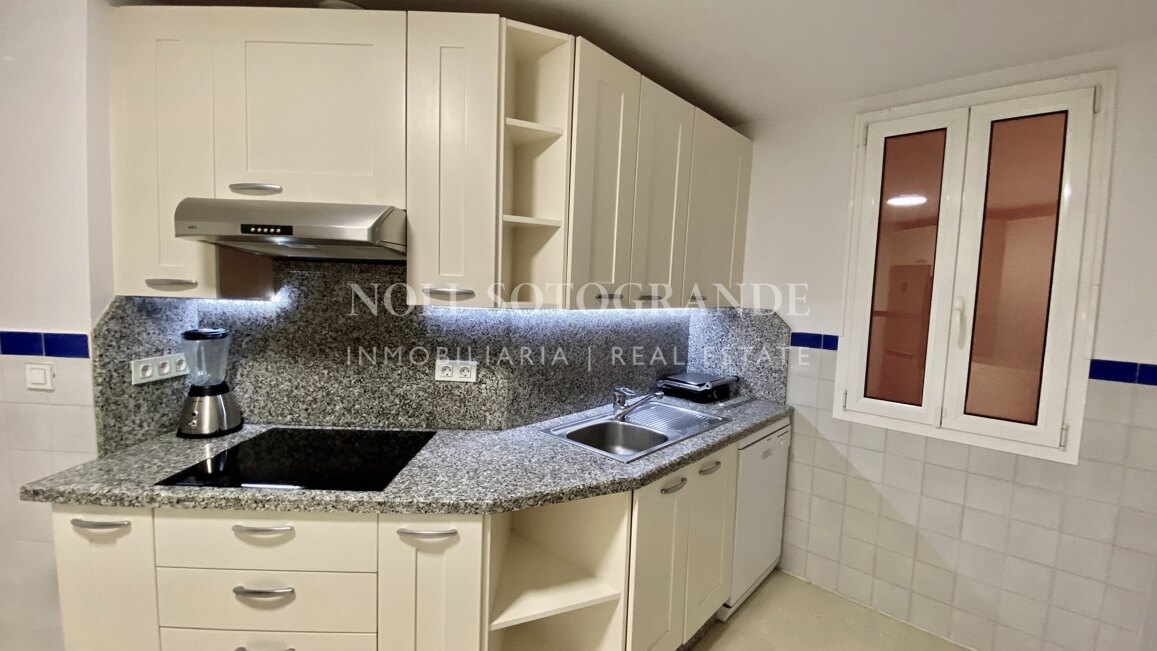 Erdgeschoss-Wohnung in der Marina von Sotogrande mit Garten und Pool