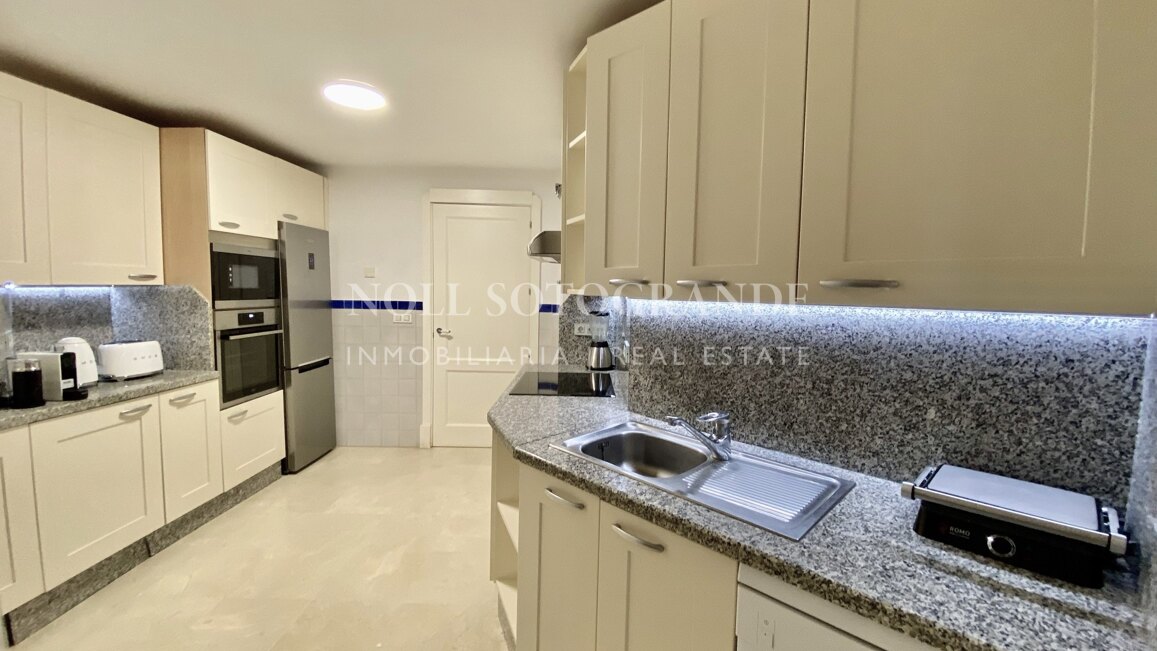 Erdgeschoss-Wohnung in der Marina von Sotogrande mit Garten und Pool