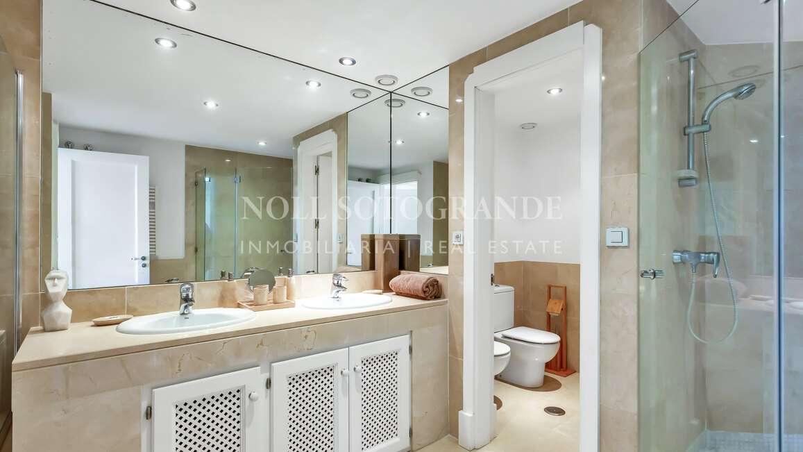 Erdgeschoss-Wohnung in der Marina von Sotogrande mit Garten und Pool