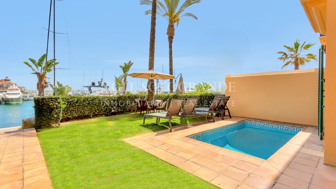 Erdgeschoss-Wohnung in der Marina von Sotogrande mit Garten und Pool