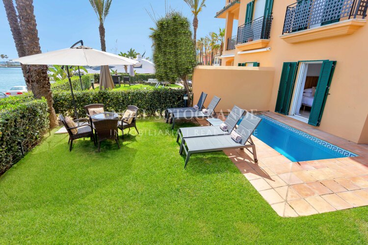 Apartamento Planta Baja en la Marina Sotogrande con jardín y piscina