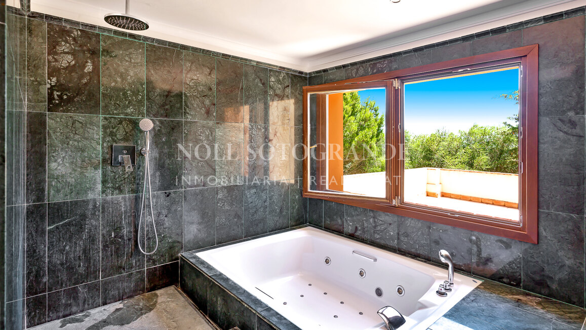 Villa in der Nähe der Internationalen Schule Sotogrande zu vermieten