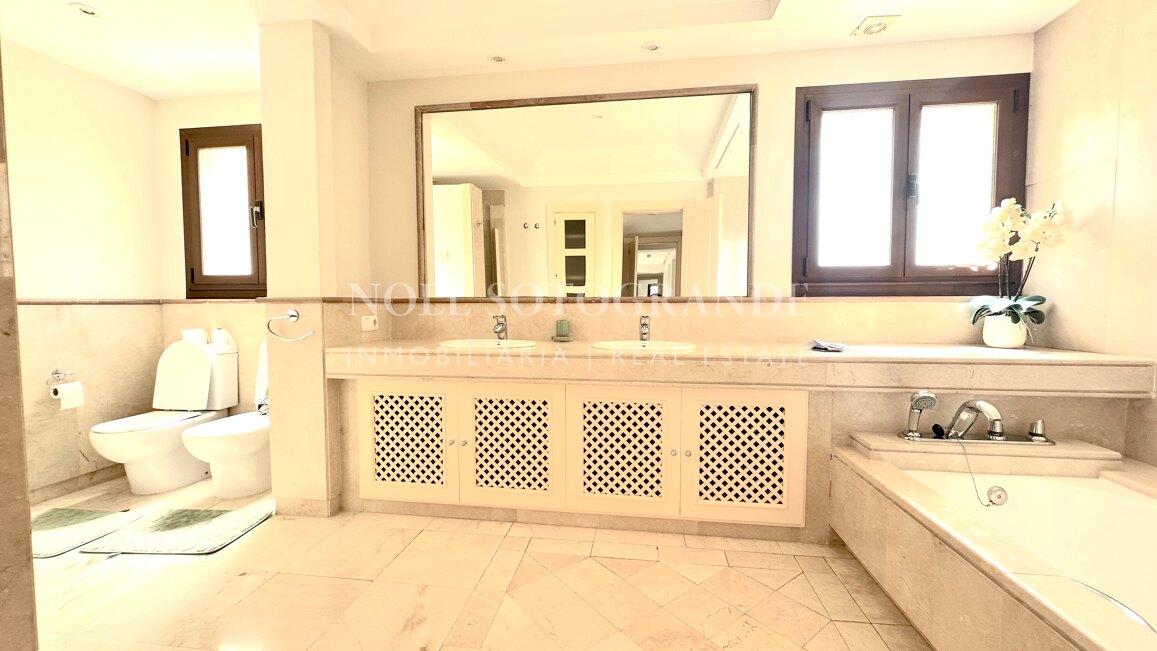 Luxuriöses Penthouse mit 4 Schlafzimmern zur Miete in Valgrande, Sotogrande