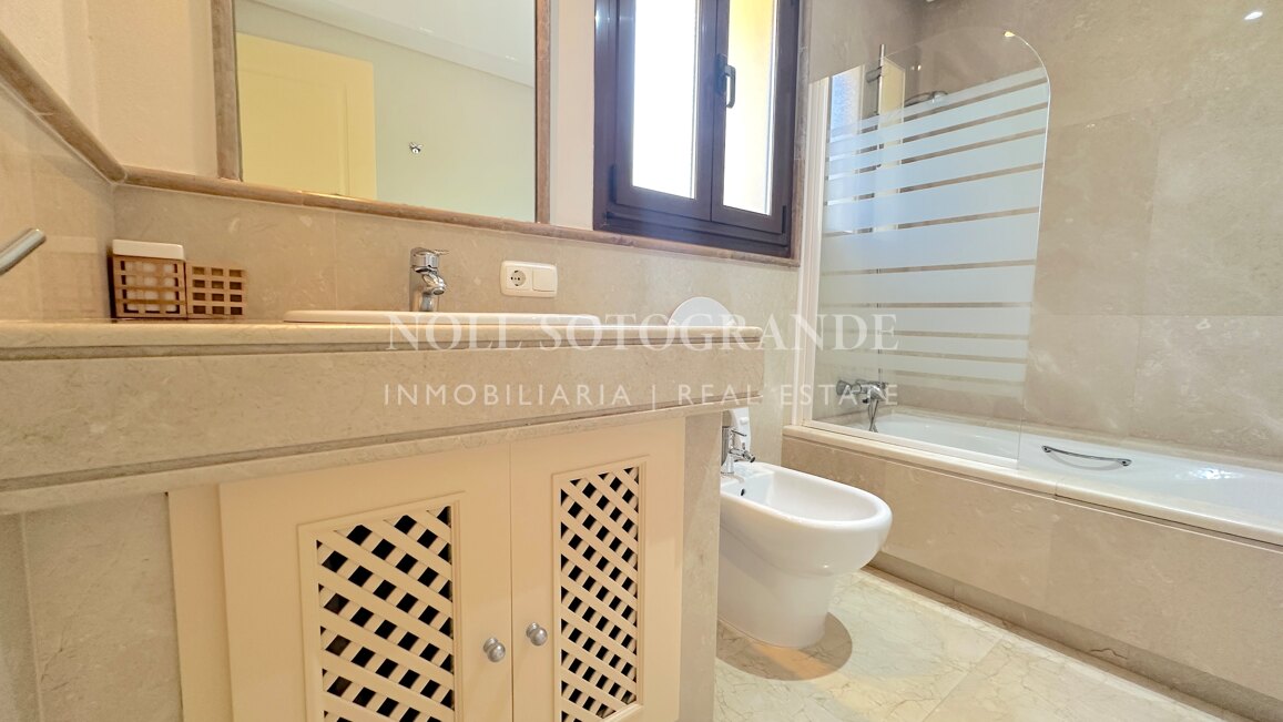 Luxuriöses Penthouse mit 4 Schlafzimmern zur Miete in Valgrande, Sotogrande