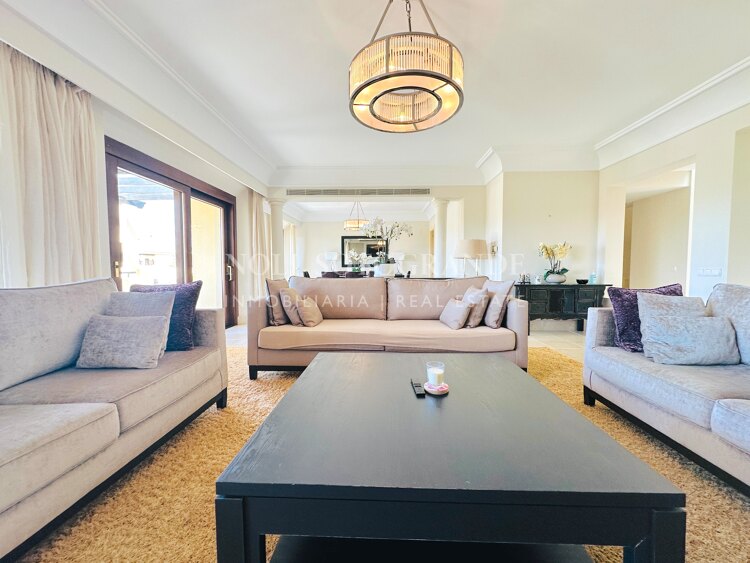 Luxuriöses Penthouse mit 4 Schlafzimmern zur Miete in Valgrande, Sotogrande