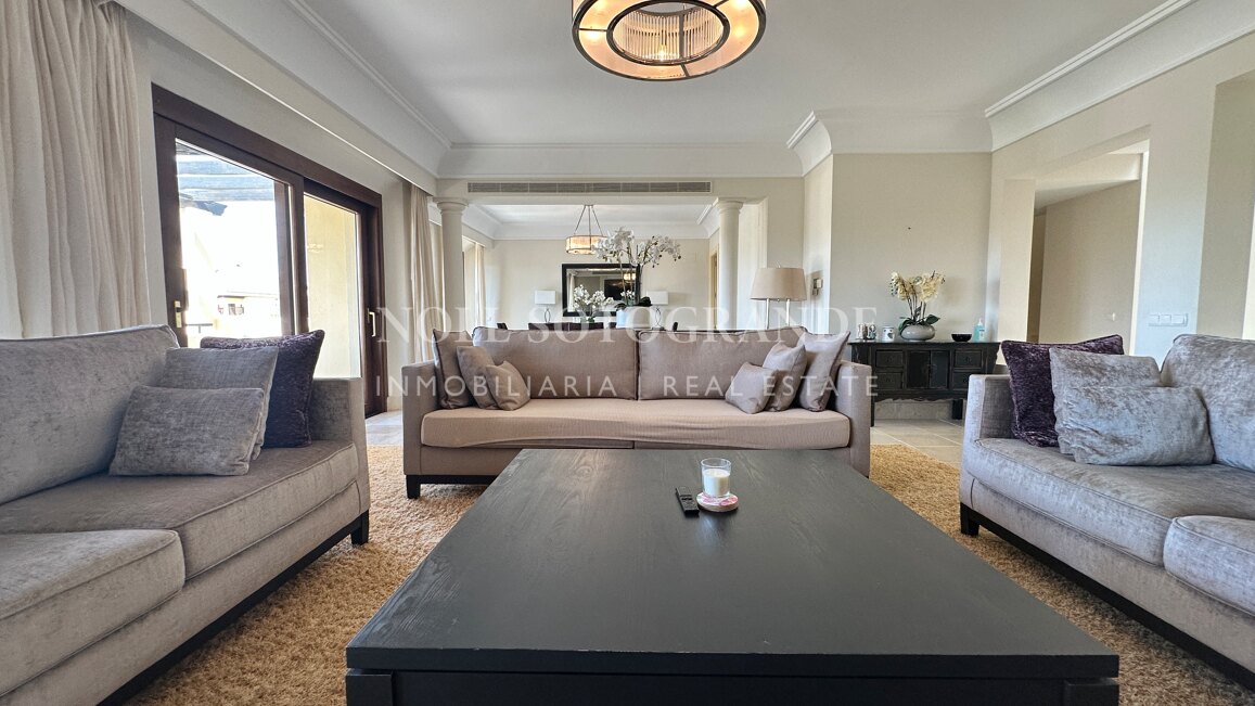 Luxuriöses Penthouse mit 4 Schlafzimmern zur Miete in Valgrande, Sotogrande