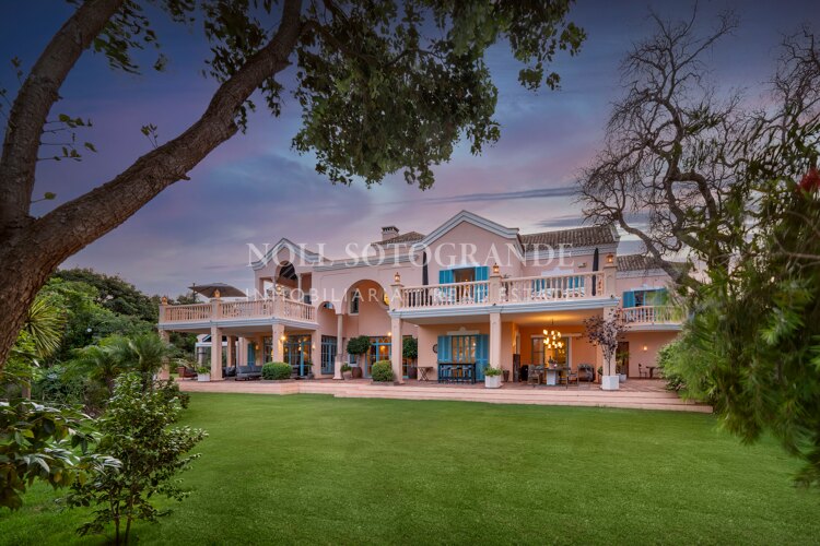 Zeitlose Immobilie für Kurzzeitvermietung in San Roque Club in erster Linie