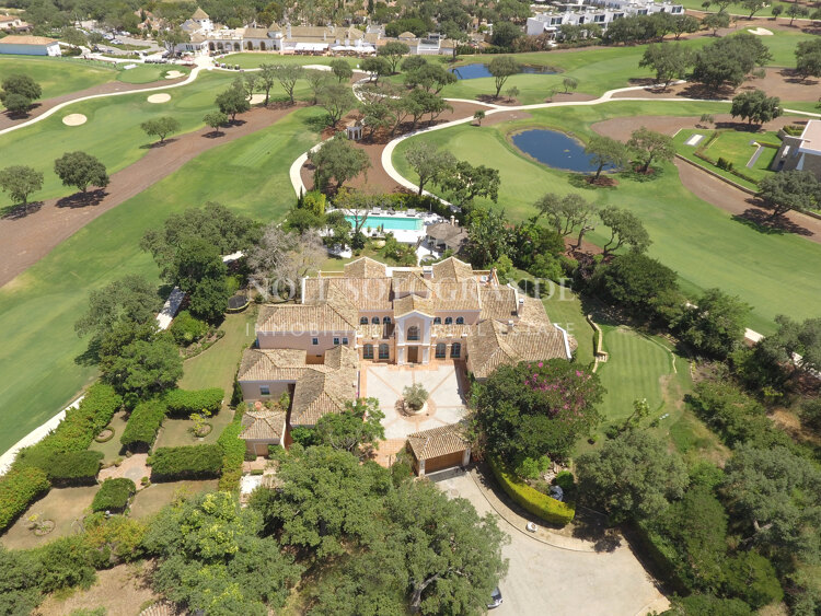 Zeitlose Immobilie für Kurzzeitvermietung in San Roque Club in erster Linie