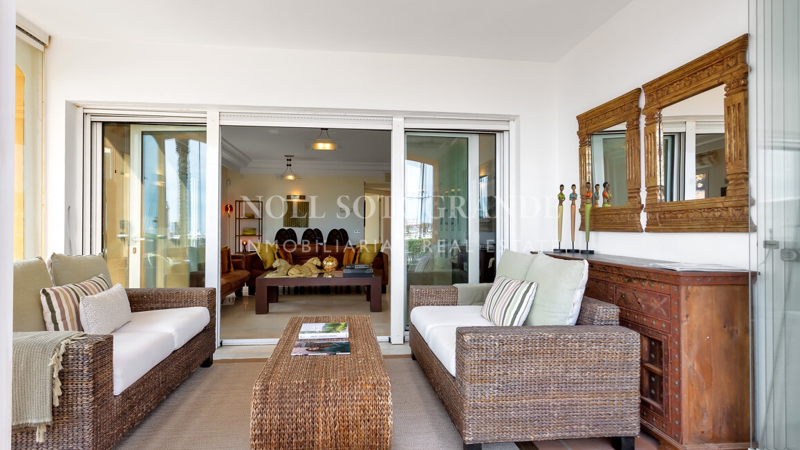 Erdgeschoss-Wohnung in der Marina von Sotogrande mit Garten und Pool