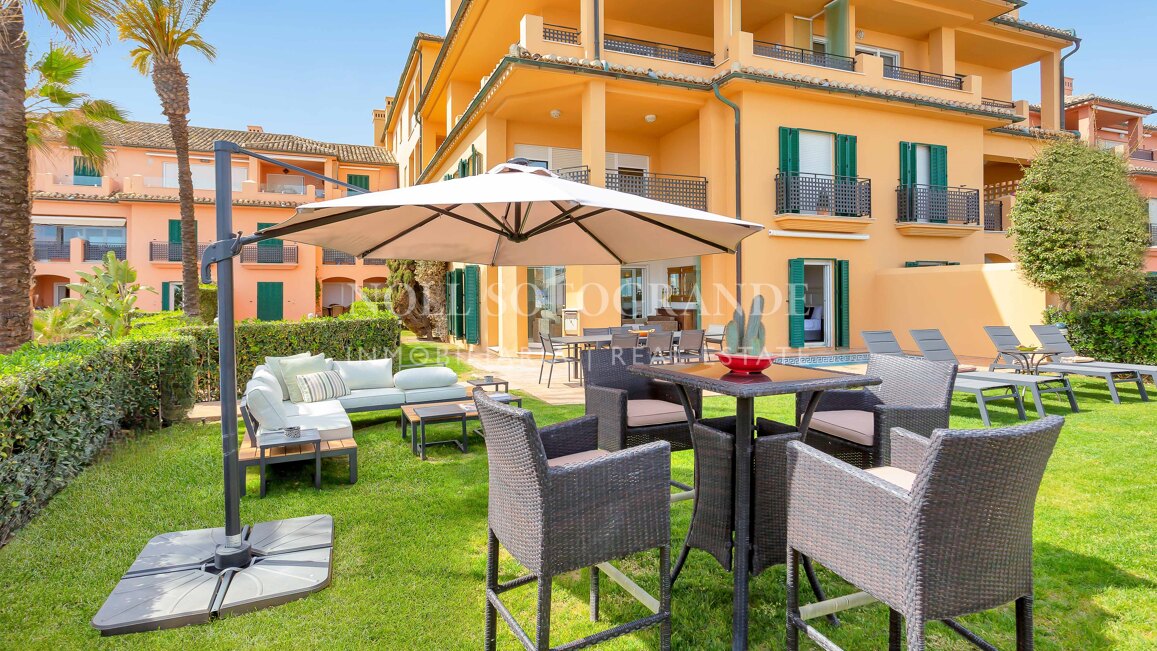 Erdgeschoss-Wohnung in der Marina von Sotogrande mit Garten und Pool