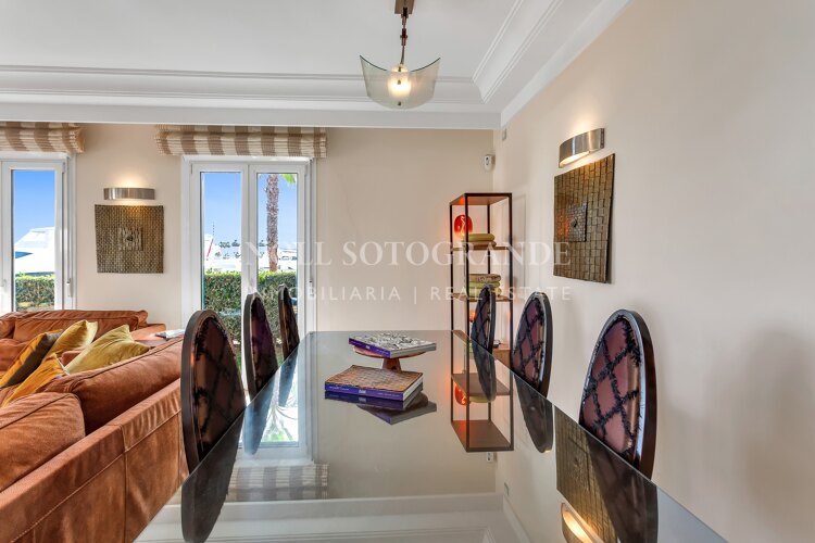 Erdgeschoss-Wohnung in der Marina von Sotogrande mit Garten und Pool