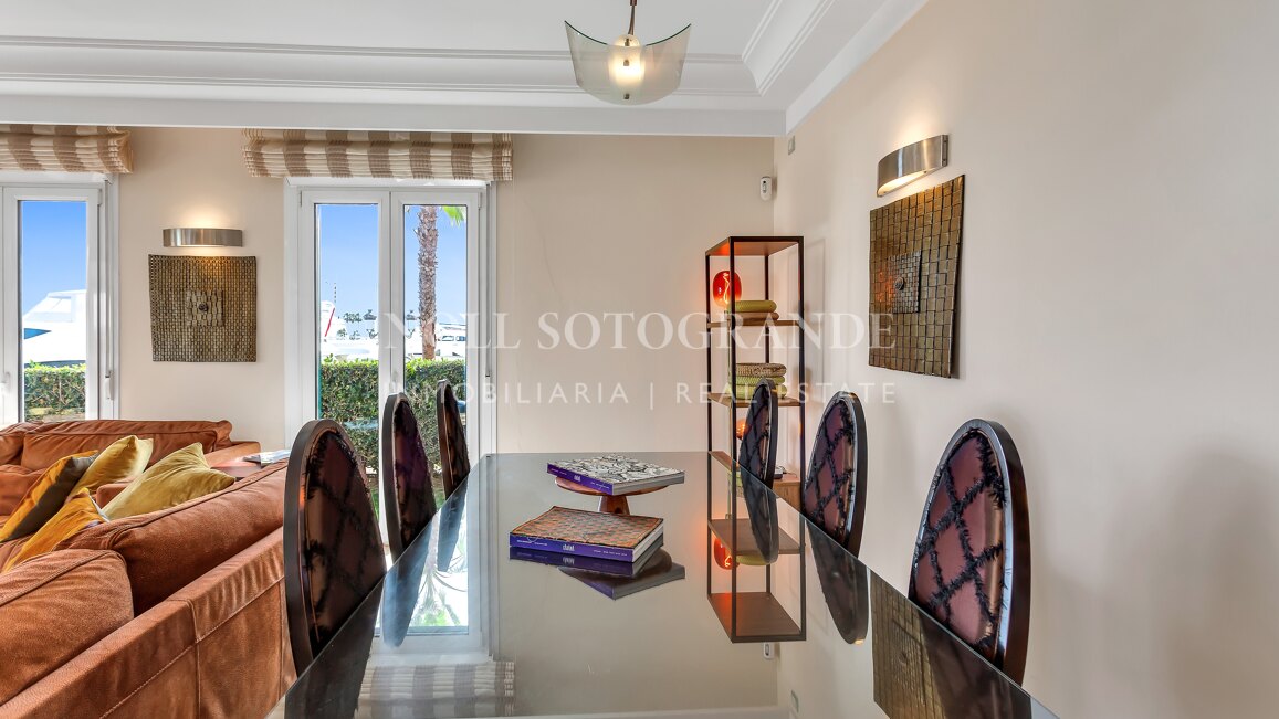 Erdgeschoss-Wohnung in der Marina von Sotogrande mit Garten und Pool