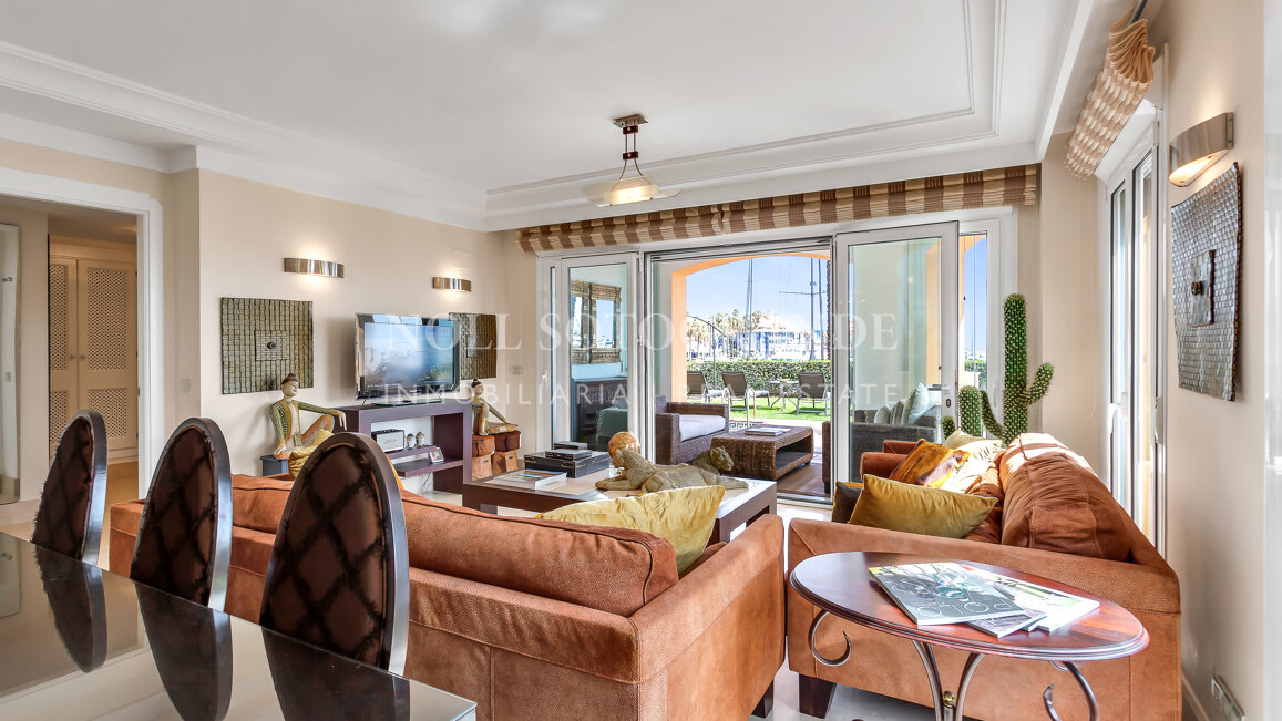 Erdgeschoss-Wohnung in der Marina von Sotogrande mit Garten und Pool